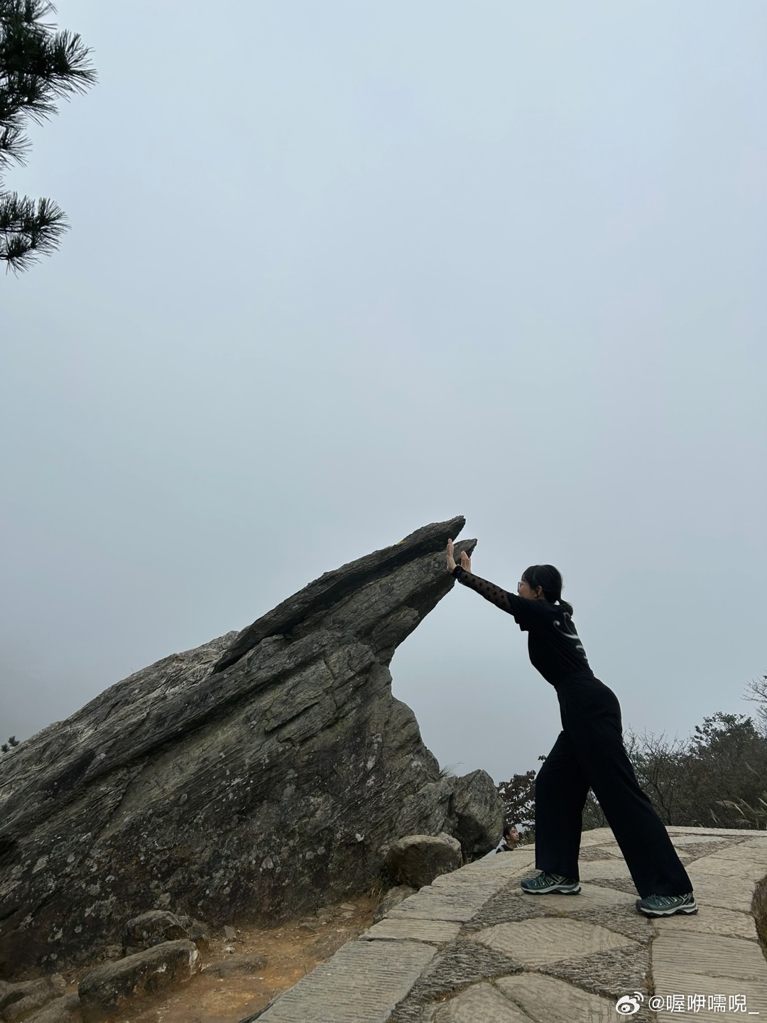 江西庐山嶙峋独峰顶惊现人影，神秘事件揭秘