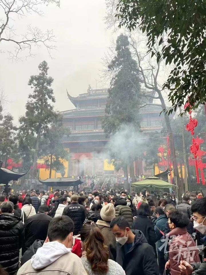 杭州灵隐寺人山人海，探秘千年古刹的繁华胜景