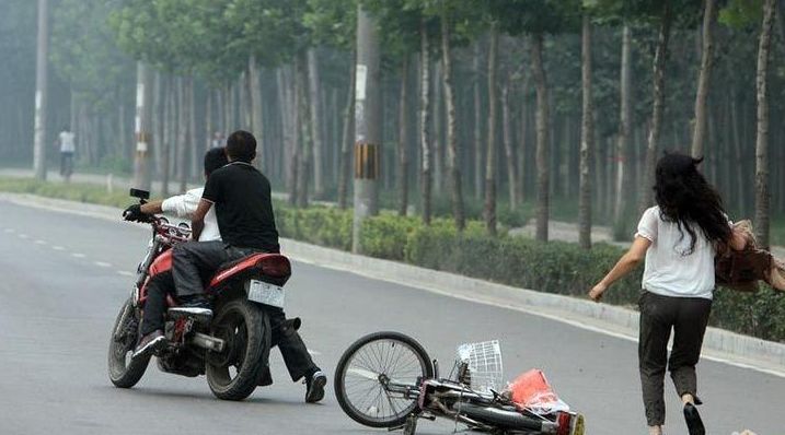 儿子首次带女友回家，爸爸提前路边等