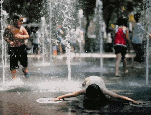 我就不信直接泼水落地水还能摔死？探究水的力量与生命的关系