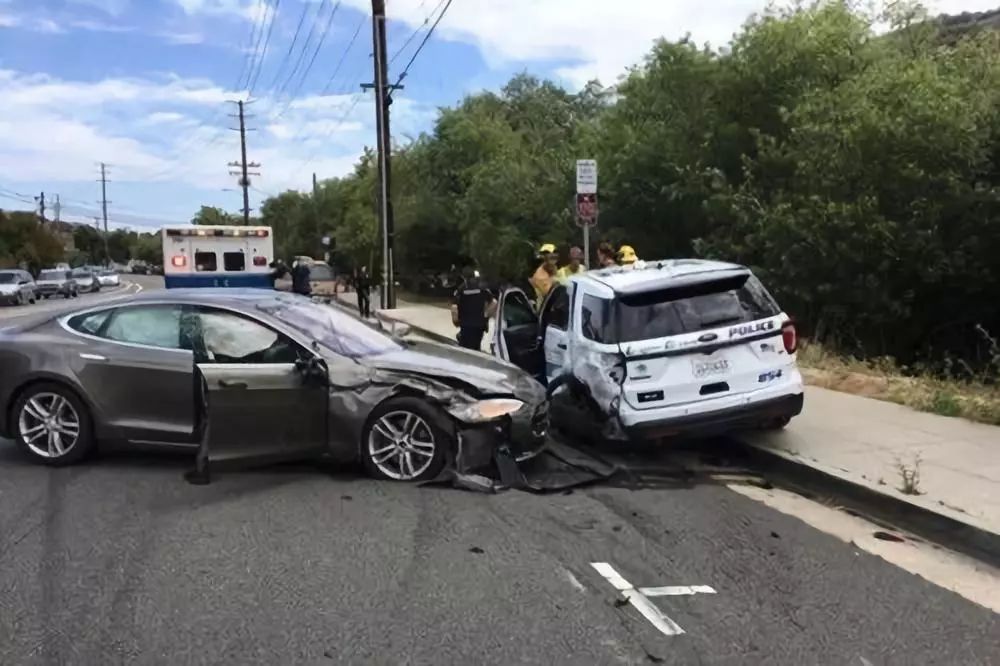 纪委紧急回应警车意外撞车事件，精神病人误开车辆引发悬疑事件