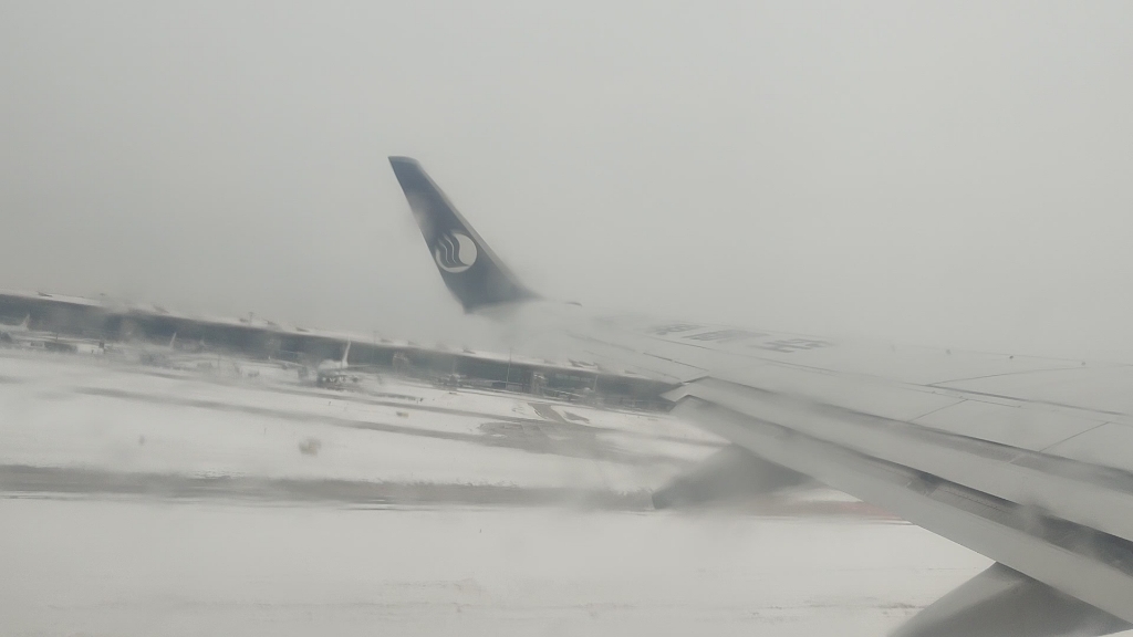 山航飞机暴雪中的硬核起降，挑战极限，安全至上的航空传奇！