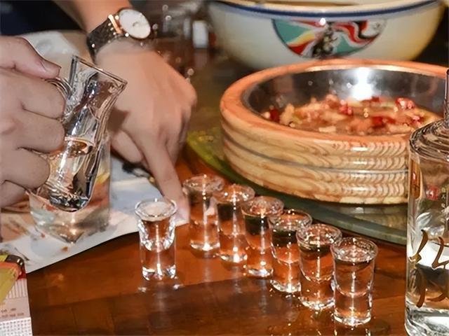 聚餐盛宴，1800毫升白酒，豪情万丈，酒桌风云背后的故事引人深思