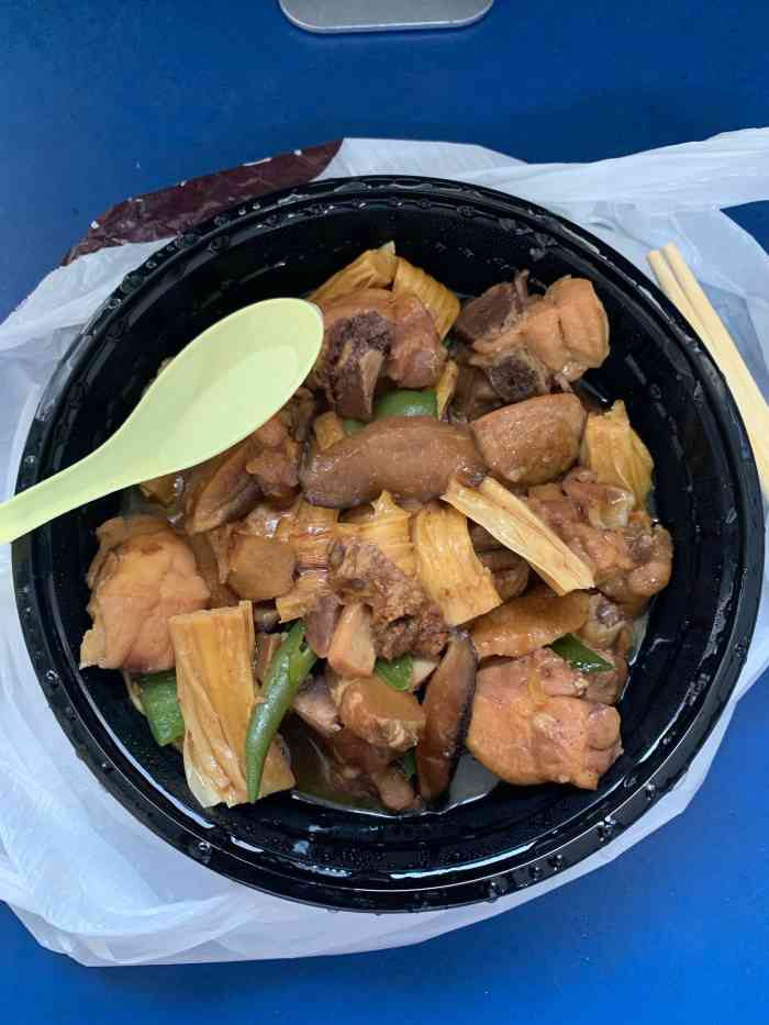 杨铭宇黄焖鸡惊现乱象，卖剩菜给顾客，食品安全何在？